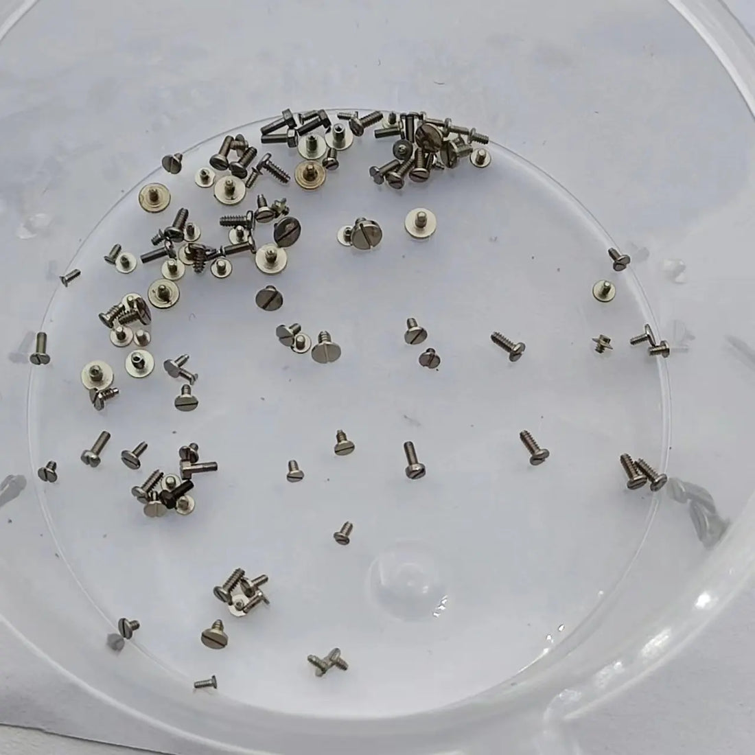 100pcs watch movement accessories, miscellaneous screws, all sizes are original screws, about 100 in a bag